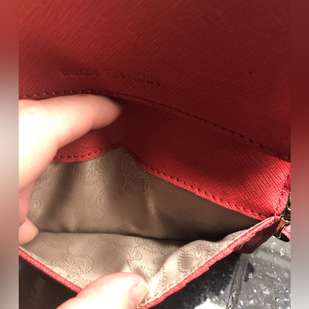 Michael Kors 6 slot wristlet in Beautiful coral 🪸 color, with zipper in back . - Picture 7 of 10